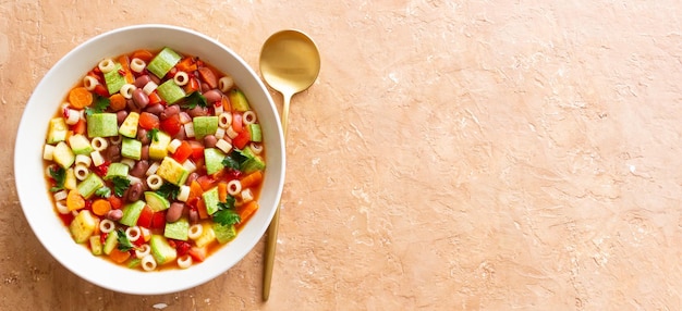 Talenty kulinarne: miska z kolorowym daniem